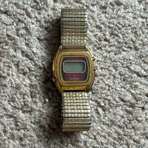 Speidel women’s vintage gold/red retro 90’s digital bracelet watch OS stretches